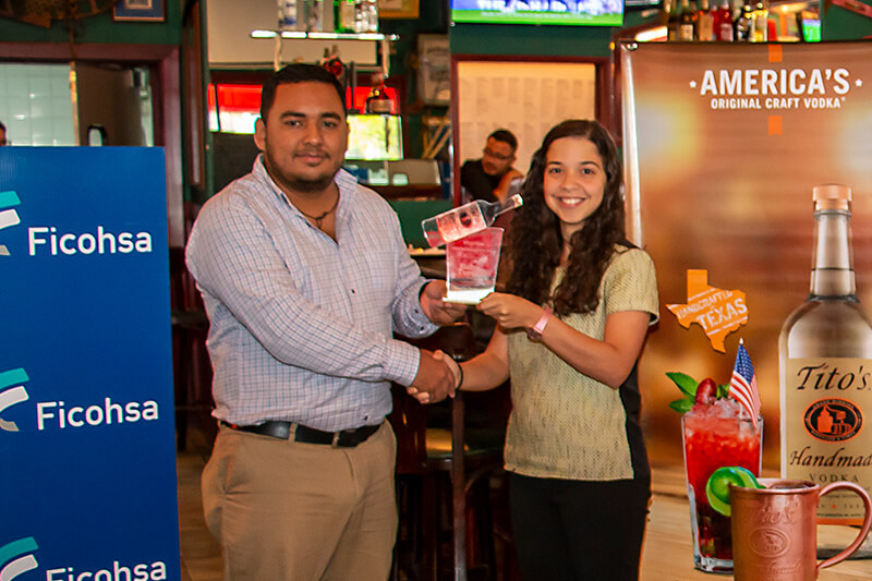 Fernando Figueroa (representante Tito's Handmade Vodka) y Oriana Gámez (Gerente de restaurante Ruby's Tuesday)