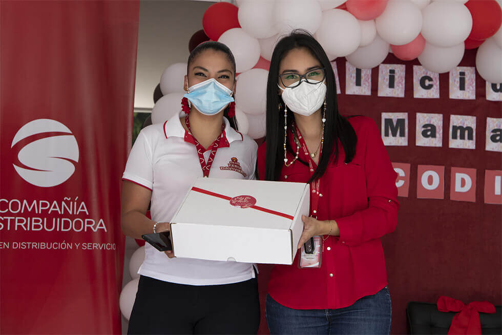 Compañía Distribuidora celebra a lo grande a las mamás con regalos